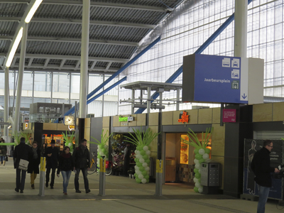 906112 Gezicht door de zojuist geopende nieuwe Stationshal van het Centraal Station aan de Jaarbeurszijde te Utrecht.